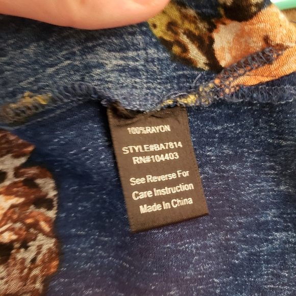 3/$25 Floral V-neck short sleeve Blouse - Picture 5 of 7